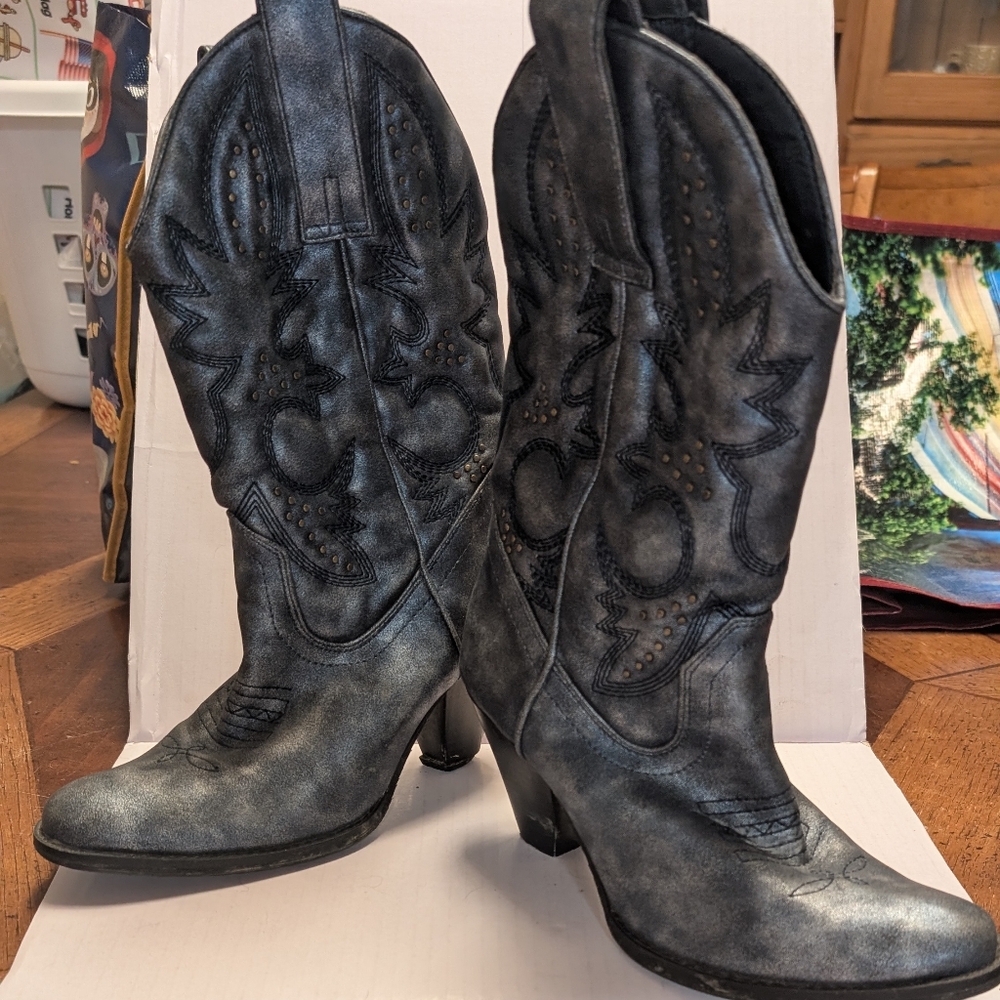 Volatile Blue and Gray Heeled Boots with Classic Western Style
